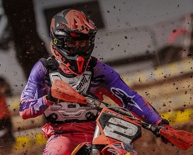 Dr. Gleyber Lemos de capacete, competindo de motocross